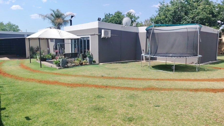 4 Bedroom Property for Sale in La Hoff North West